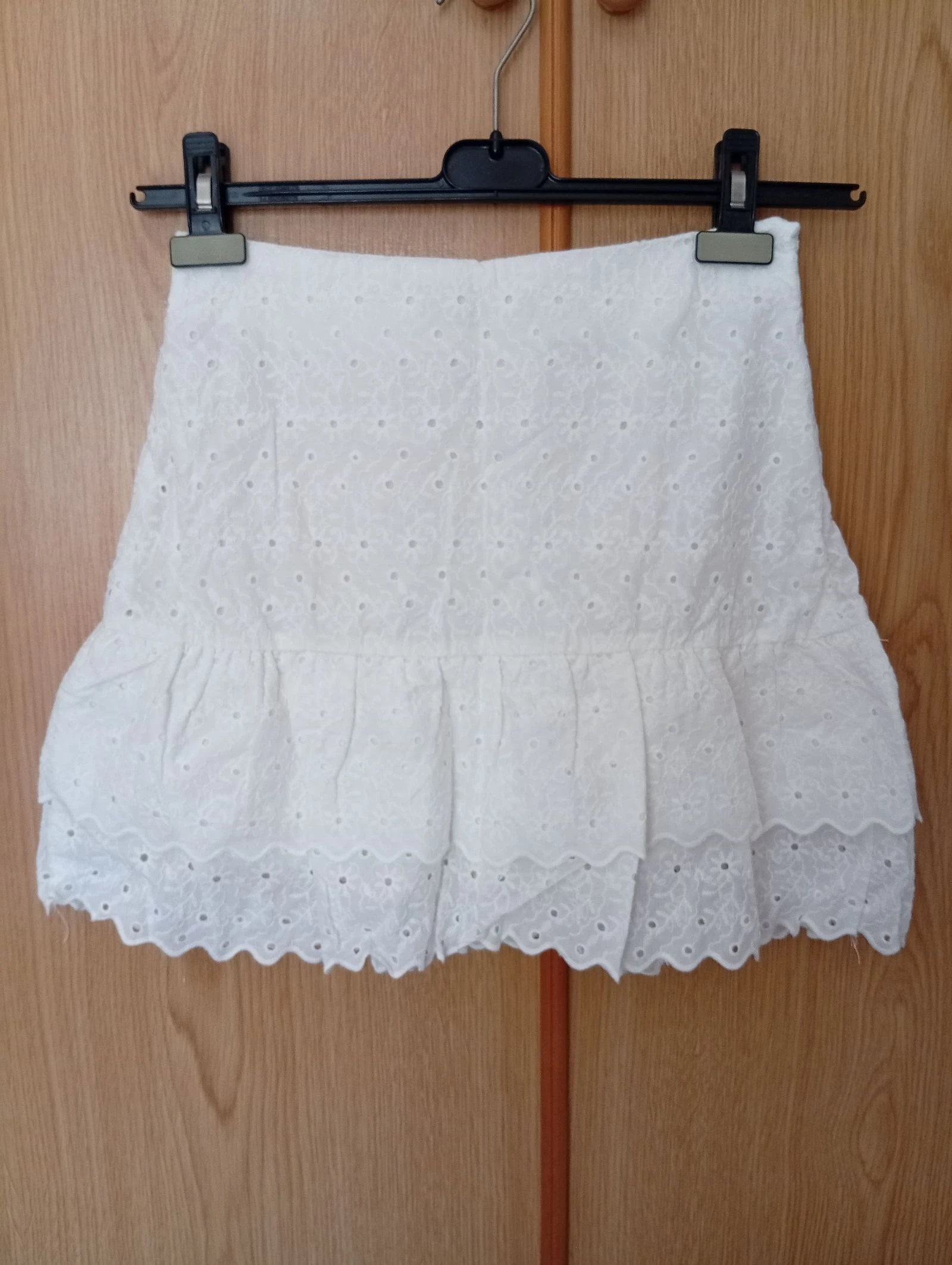 Jolie jupe-short blanche avec broderie anglaise. 